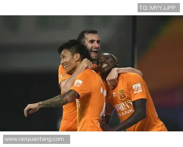 李铁与队员商讨新赛季备战计划，力争冲击中超冠军果实